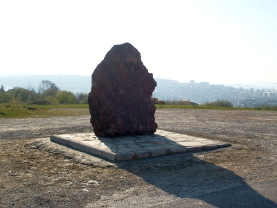 El Monolito, antes de su inauguracin oficial, an sin placa ni flores