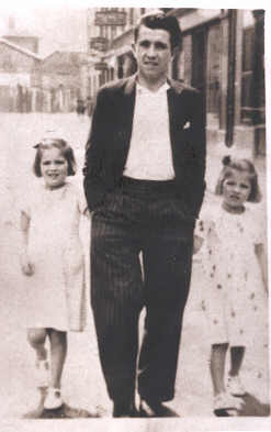Herminio Fdez Onís, con sus hijas Alicia (izquierda) y Angelita (derecha)